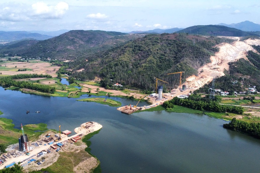 Trước Tết Nguyên đán, chính thức hoàn thành cao tốc 14.800 tỷ đi qua 2 tỉnh rộng lớn bậc nhất Việt Nam- Ảnh 2. Trước Tết Nguyên đán, chính thức hoàn thành cao tốc 14.800 tỷ đi qua 2 tỉnh rộng lớn bậc nhất Việt Nam- Ảnh 2.