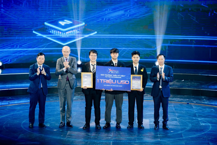 Techcombank trao tặng học bổng A.I trị giá lên tới 1 triệu usd cho đội quán quân ‘A.I thực chiến’ mùa đầu tiên- Ảnh 1. Techcombank trao tặng học bổng A.I trị giá lên tới 1 triệu usd cho đội quán quân ‘A.I thực chiến’ mùa đầu tiên- Ảnh 1.