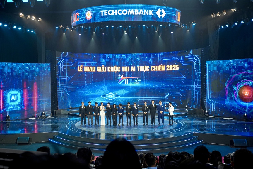 Techcombank trao tặng học bổng A.I trị giá lên tới 1 triệu usd cho đội quán quân ‘A.I thực chiến’ mùa đầu tiên- Ảnh 3. Techcombank trao tặng học bổng A.I trị giá lên tới 1 triệu usd cho đội quán quân ‘A.I thực chiến’ mùa đầu tiên- Ảnh 3.