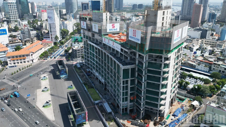 Tháp đôi chọc trời ‘đắp chiếu’ nhiều năm có liên quan đến bà Trương Mỹ Lan đón tương lai rộng mở- Ảnh 1. Tháp đôi chọc trời ‘đắp chiếu’ nhiều năm có liên quan đến bà Trương Mỹ Lan đón tương lai rộng mở- Ảnh 1.