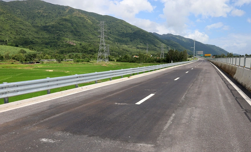 Điểm đầu của cao tốc 12.000 tỷ hư hại mặt đường dù chưa sử dụng: Chủ đầu tư lên tiếng làm rõ- Ảnh 1. Điểm đầu của cao tốc 12.000 tỷ hư hại mặt đường dù chưa sử dụng: Chủ đầu tư lên tiếng làm rõ- Ảnh 1.