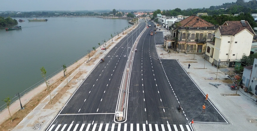 Đường ven sông gần 5km chính thức thông xe, căn nhà cổ trăm năm tuổi từng vướng quy hoạch vẫn 'sừng sững'- Ảnh 1.