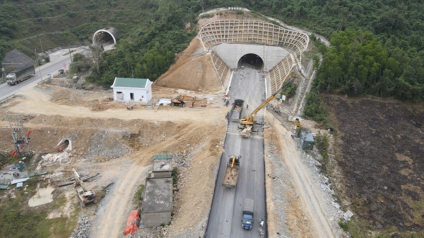 Chưa đầy 2 tuần nữa, chính thức thông xe hầm xuyên qua dãy núi chạy ra biển Đông: Nối thông 2 tỉnh hẹp nhất Việt Nam- Ảnh 1.