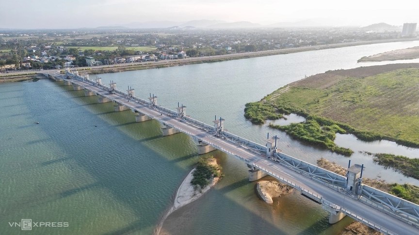 Sắp thông xe cây cầu thứ 7 bắc qua dòng sông huyền thoại lớn nhất tỉnh Quảng Ngãi 
- Ảnh 1.