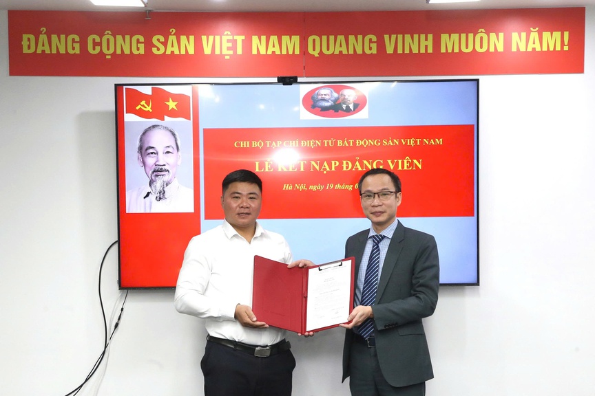 Chi bộ Tạp chí điện tử Bất động sản Việt Nam tổ chức Lễ kết nạp đảng viên mới- Ảnh 3.