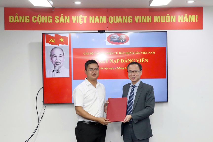 Chi bộ Tạp chí điện tử Bất động sản Việt Nam tổ chức Lễ kết nạp đảng viên mới- Ảnh 2.