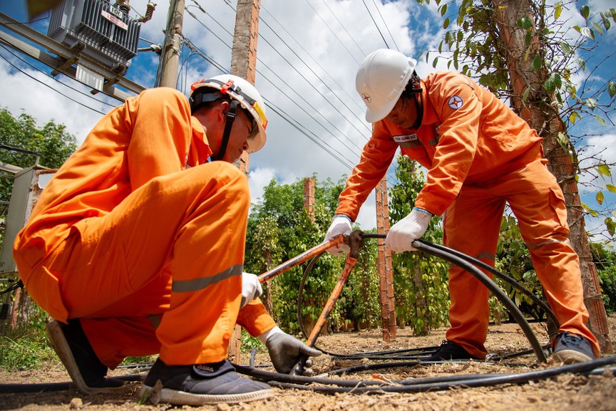 Ánh sáng trở lại sau bão, EVNCPC hoàn thành lời hứa với miền Trung- Ảnh 3.