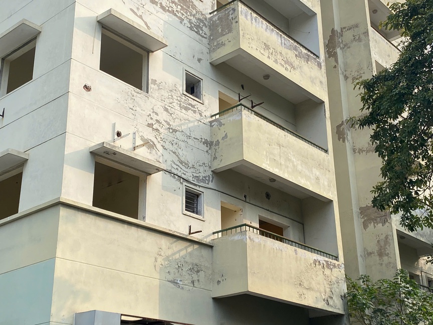 Tường nhà ở khu tái định cư có dấu hiệu bị xuống cấp