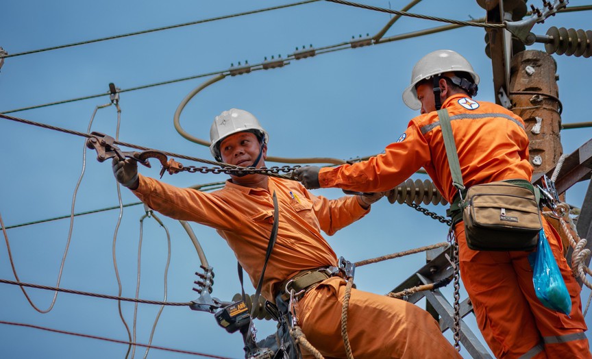 Ánh sáng trở lại sau bão, EVNCPC hoàn thành lời hứa với miền Trung- Ảnh 2.