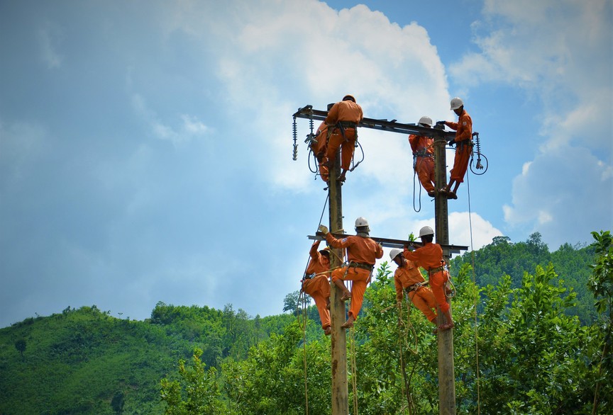 Ánh sáng trở lại sau bão, EVNCPC hoàn thành lời hứa với miền Trung- Ảnh 4.