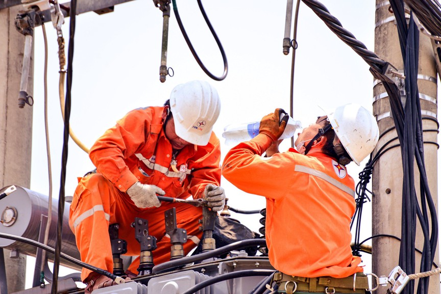 Ánh sáng trở lại sau bão, EVNCPC hoàn thành lời hứa với miền Trung- Ảnh 7.