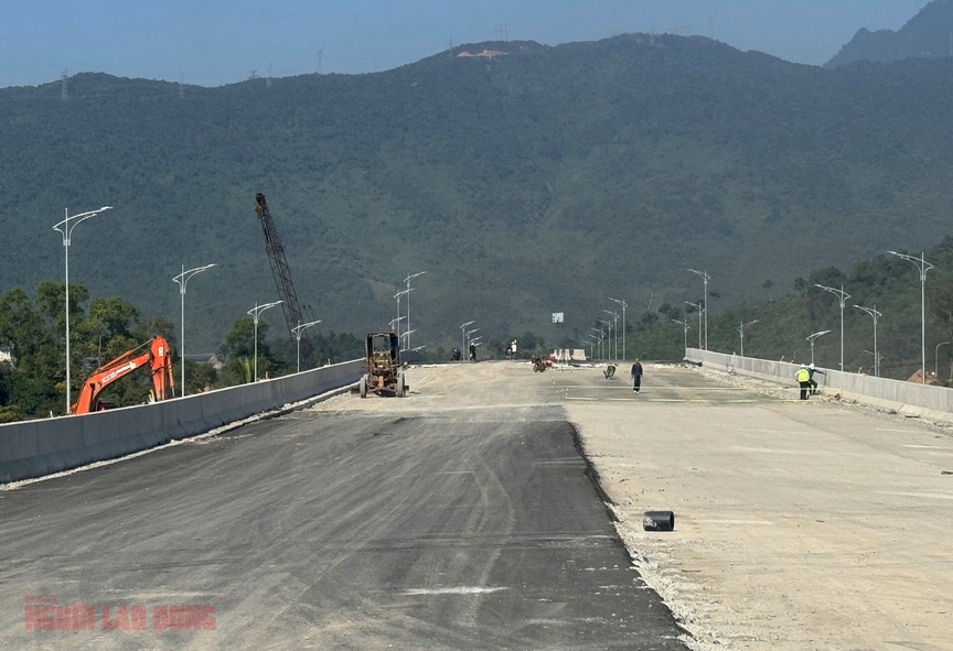 Trước Tết Nguyên đán, Việt Nam sẽ đón thêm 1 siêu cảng biển mới, vốn 1,8 tỷ USD, tọa lạc ngay chân đèo đẹp nhất cả nước- Ảnh 1.