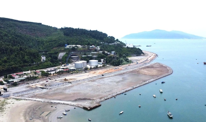 Trước Tết Nguyên đán, Việt Nam sẽ đón thêm 1 siêu cảng biển mới, vốn 1,8 tỷ USD, tọa lạc ngay chân đèo đẹp nhất cả nước- Ảnh 2.