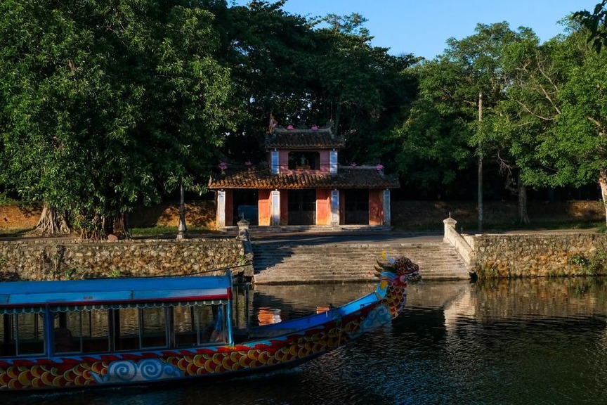 Ngôi chùa lưu giữ bức tranh 9 con rồng ẩn hiện trong mây lớn nhất Việt Nam: Số phận đặc biệt, kiến trúc mang đậm dấu ấn vương giả- Ảnh 1.