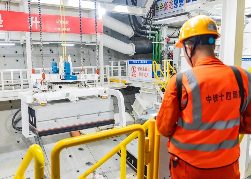 Đường hầm vượt sông lớn nhất thế giới: Đường kính 17,5m, huy động cỗ máy đào hầm tương đương tòa nhà 5 tầng- Ảnh 1. Đường hầm vượt sông lớn nhất thế giới: Đường kính 17,5m, huy động cỗ máy đào hầm tương đương tòa nhà 5 tầng- Ảnh 1.