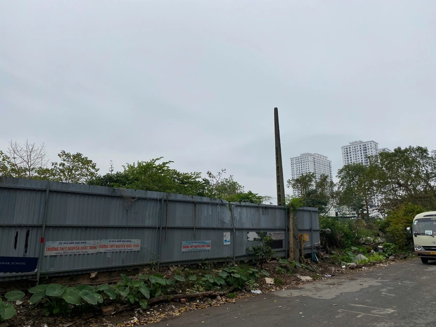 Khu đất thực hiện dự án bãi đỗ xe, trung tâm thương mại Hoàng Mai - Giáp Bát đa số vẫn đang được quây tôn Khu đất thực hiện dự án bãi đỗ xe, trung tâm thương mại Hoàng Mai - Giáp Bát đa số vẫn đang được quây tôn