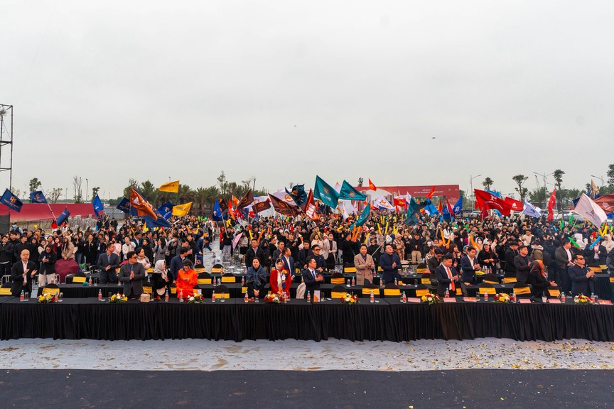 Gần 5.000 chiến binh sales "bùng nổ" khí thế tại Kick-off giai đoạn 2 Sunshine Legend City- Ảnh 1. Gần 5.000 chiến binh sales "bùng nổ" khí thế tại Kick-off giai đoạn 2 Sunshine Legend City- Ảnh 1.