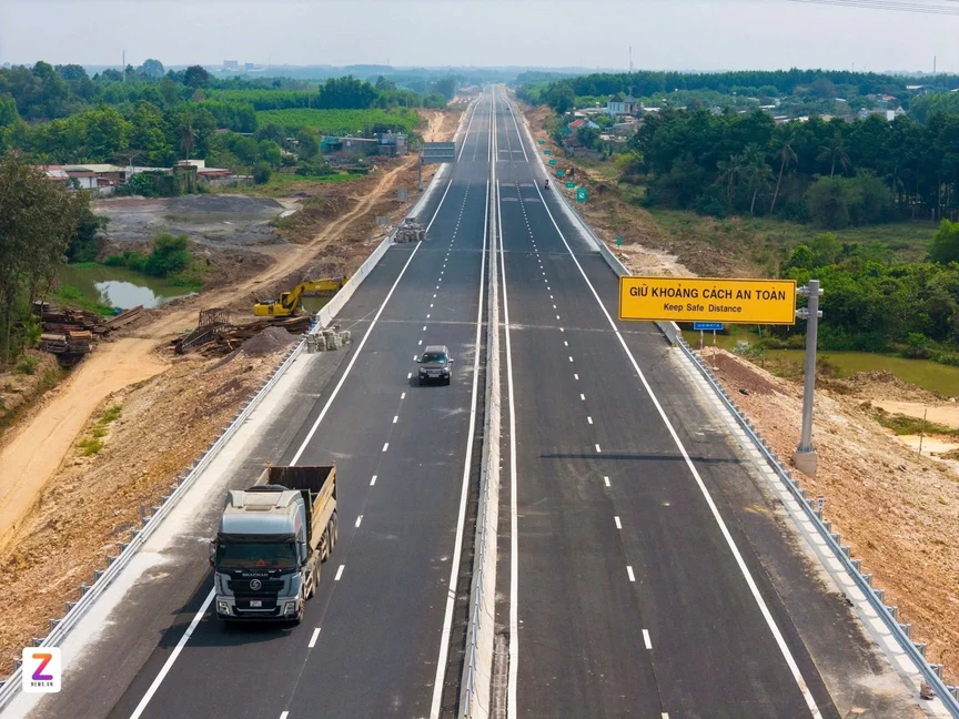 Cận cảnh tuyến cao tốc gần 18.000 tỷ kết nối 2 tỉnh thành giàu nhất Việt Nam trước ngày về đích- Ảnh 5.