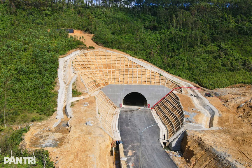 Sắp thông xe hầm xuyên núi chạy ra biển Đông, nối thông 2 tỉnh hẹp nhất Việt Nam- Ảnh 2.