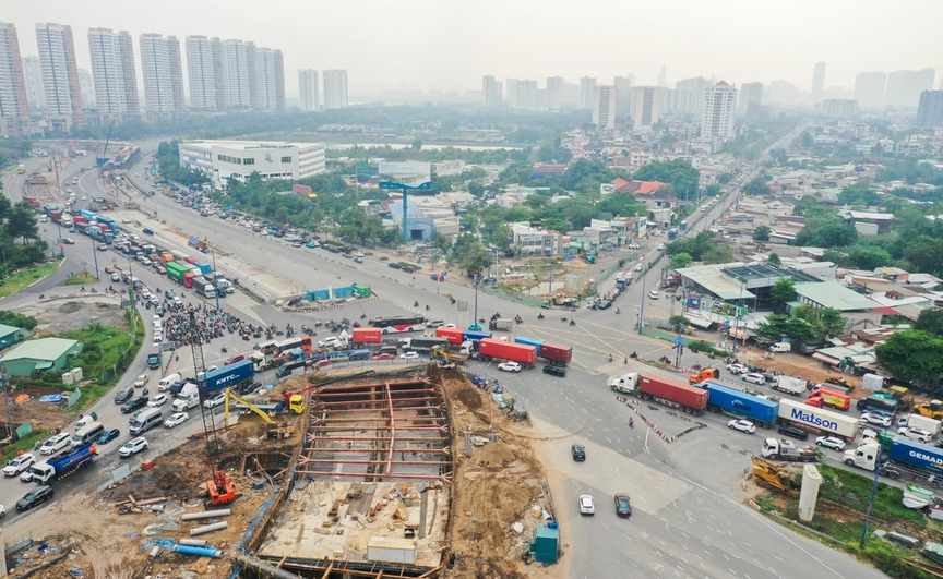 Vài tháng nữa, nút giao thông lớn nhất TP. HCM sẽ hoàn thành: Giải cứu kẹt xe cửa ngõ phía Đông- Ảnh 2.