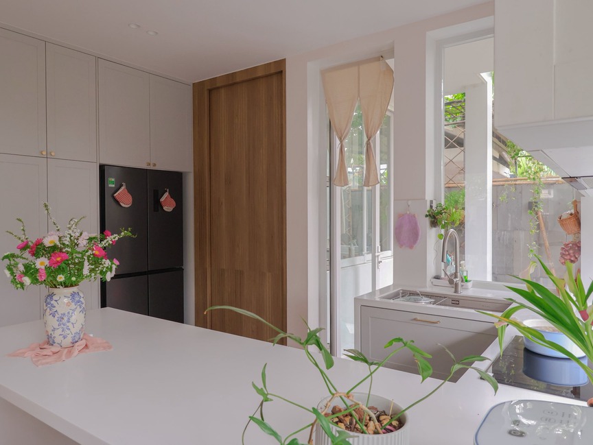 Ngôi nhà mở giữa khu dân cư yên tĩnh, ưu tiên ánh sáng và không gian xanh- Ảnh 4.