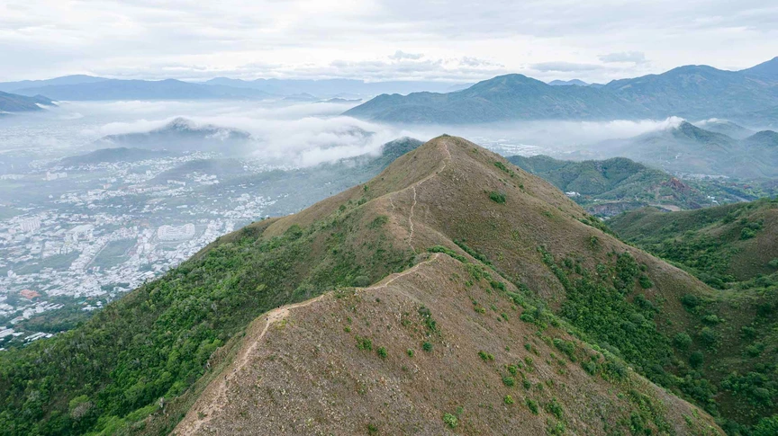 Ngọn núi sở hữu sống lưng khủng long hướng ra biển được quy hoạch phục vụ du lịch- Ảnh 2.