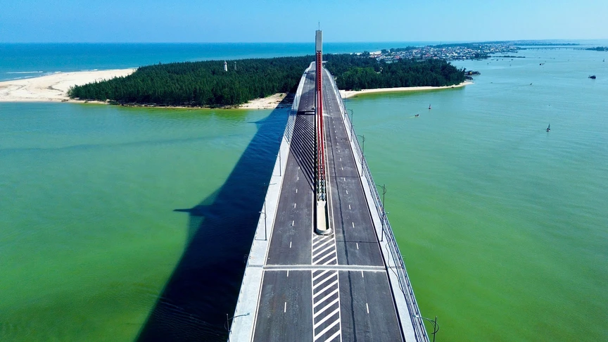 Sắp hoàn thiện cầu dây văng vượt biển dài nhất miền Trung, kết thúc hơn 100 năm di chuyển bằng đò của người dân đôi bờ- Ảnh 2. Sắp hoàn thiện cầu dây văng vượt biển dài nhất miền Trung, kết thúc hơn 100 năm di chuyển bằng đò của người dân đôi bờ- Ảnh 2.