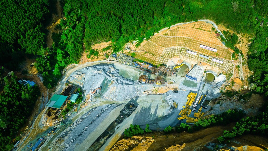 Hầm xuyên núi dài nhất cao tốc 22.000 tỷ, kết nối rừng - biển miền Trung nỗ lực về đích- Ảnh 1.