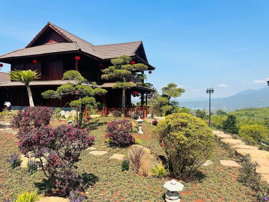 Biệt phủ trên ca nguyên của danh hài ‘nặng nhất Vbiz’: Rộng 10.000m2, kiến trúc đậm chất Việt - Ảnh 5.