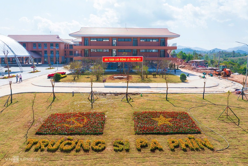 Chính thức khánh thành trường dân tộc nội trú với sân bóng, hồ bơi hiện đại nhất biên giới - Ảnh 1. Chính thức khánh thành trường dân tộc nội trú với sân bóng, hồ bơi hiện đại nhất biên giới - Ảnh 1.