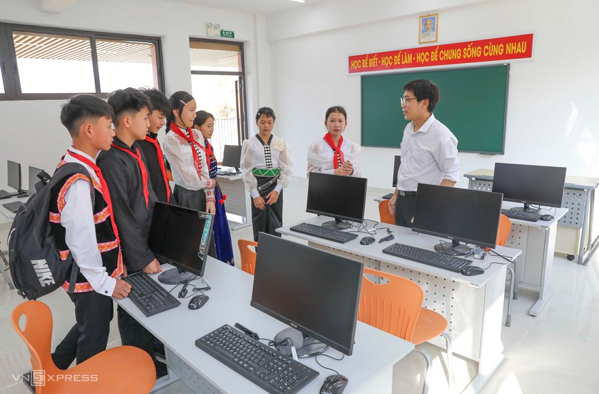 Chính thức khánh thành trường dân tộc nội trú với sân bóng, hồ bơi hiện đại nhất biên giới - Ảnh 3. Chính thức khánh thành trường dân tộc nội trú với sân bóng, hồ bơi hiện đại nhất biên giới - Ảnh 3.