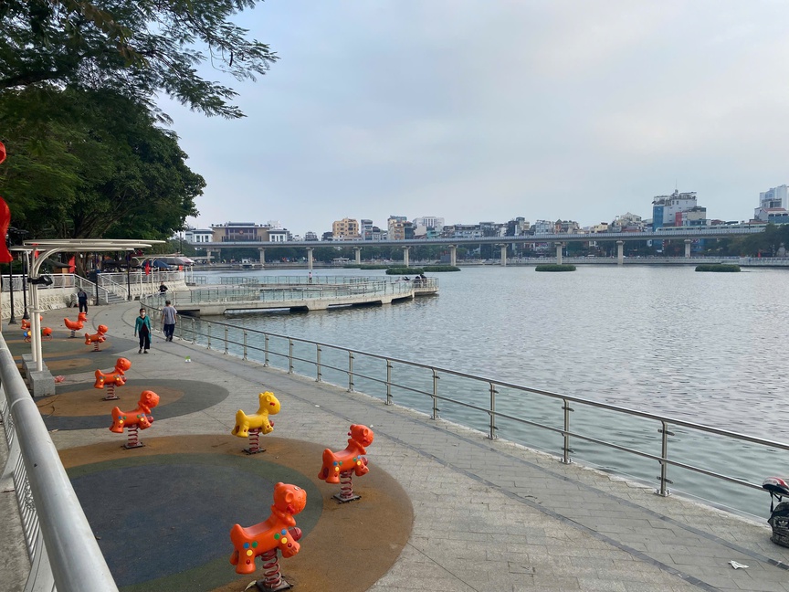 Người dân bắt đầu đi bộ, tập thể dục xung quanh hồ Hoàng Cầu