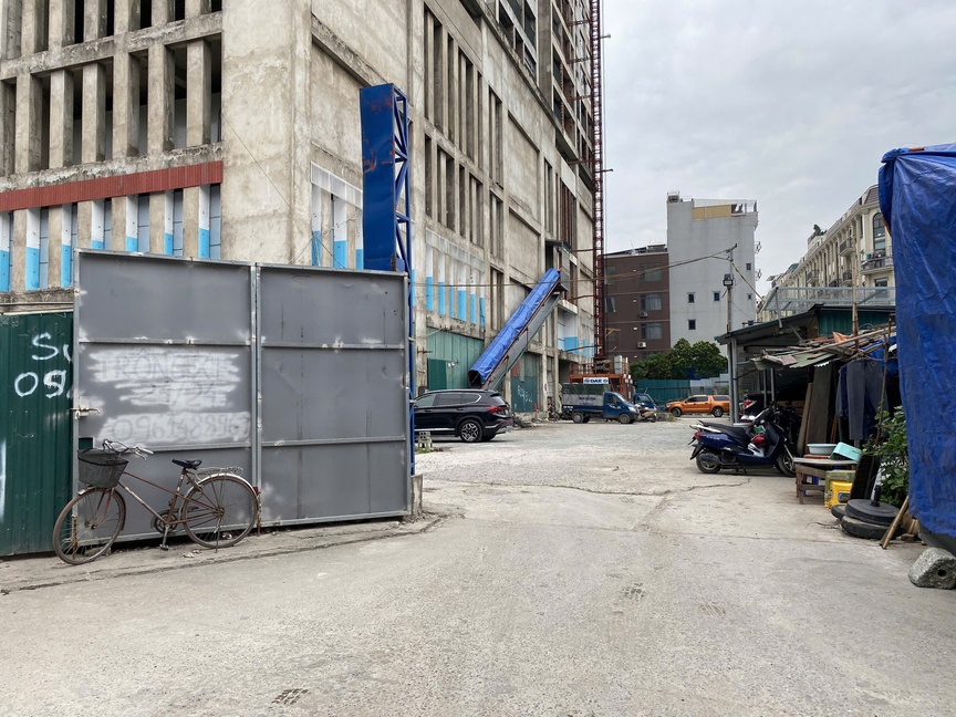 Bên trong công trường trở thành điểm thu - giữ xe