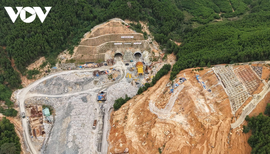 Chính thức thông toàn bộ hầm chui dài nhất tuyến cao tốc nối ‘rừng – biển’ đầu tiên của Việt Nam- Ảnh 1. Chính thức thông toàn bộ hầm chui dài nhất tuyến cao tốc nối ‘rừng – biển’ đầu tiên của Việt Nam- Ảnh 1.