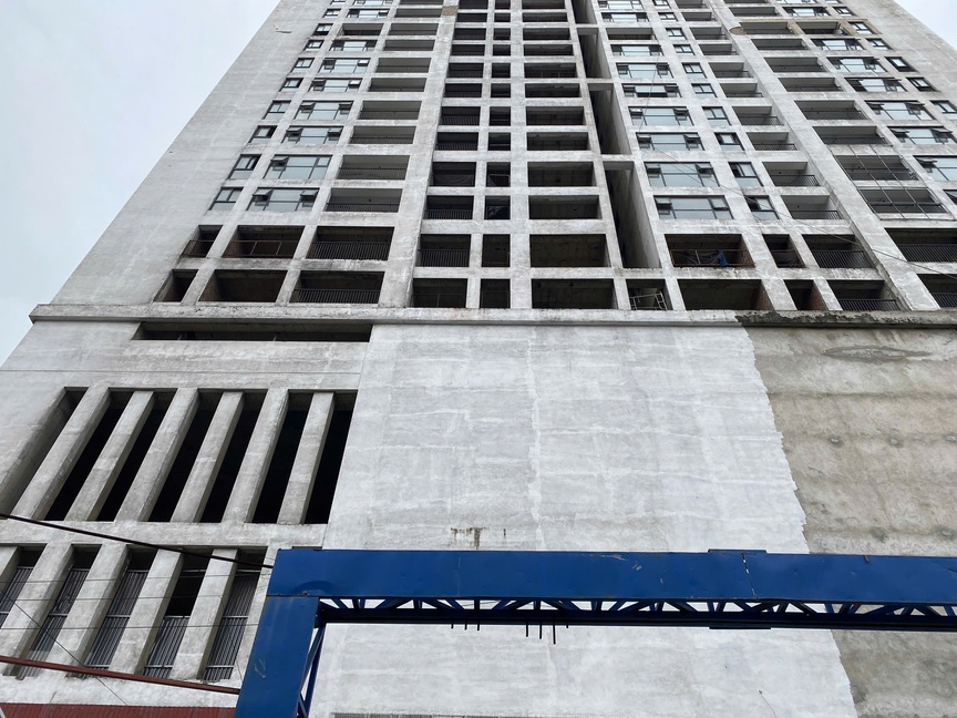 Bức tường tại công trường dự án Tokyo Tower có dấu hiệu xuống cấp