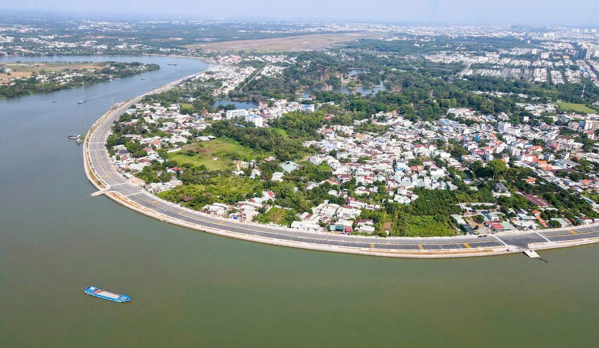 Chỉ hơn một tháng nữa sẽ thông xe tuyến đường ven sông gần 5km đi qua biệt thự cổ là bối cảnh phim Người đẹp Tây Đô- Ảnh 1.