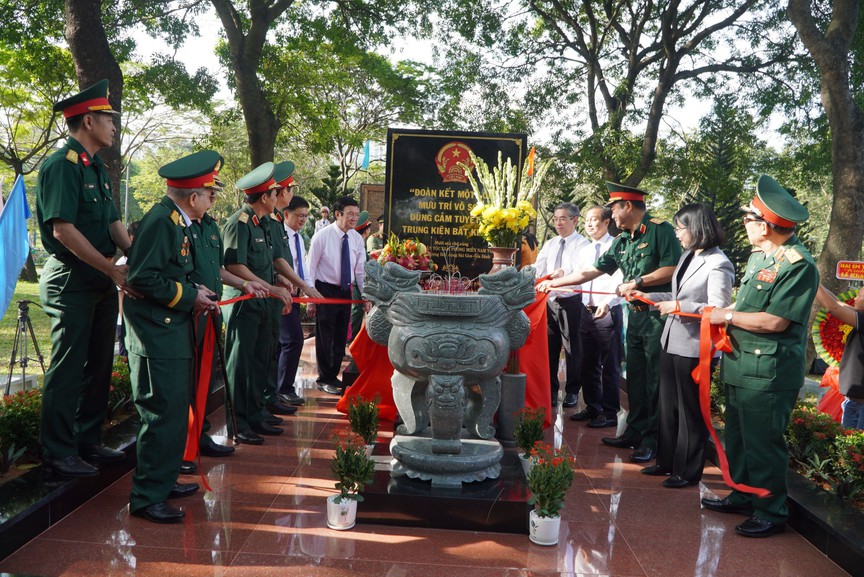 Nam A Bank đồng hành xây dựng công trình bia tưởng niệm cán bộ, chiến sĩ biệt động Sài Gòn - Gia Định- Ảnh 1. Nam A Bank đồng hành xây dựng công trình bia tưởng niệm cán bộ, chiến sĩ biệt động Sài Gòn - Gia Định- Ảnh 1.