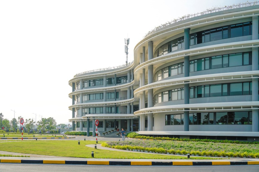 Việt Nam có Làng Vô Cực sở hữu kiến trúc thấp tầng độc đáo, tọa lạc tại ‘Thung lũng Silicon’ miền Bắc- Ảnh 3.