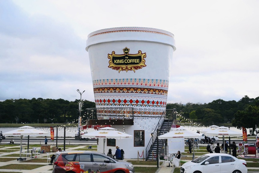 Buộc ‘xóa sổ’ ly cà phê khổng lồ tại quảng trường vùng cao nguyên, nhường chỗ cho hoa Mai Anh Đào- Ảnh 2.