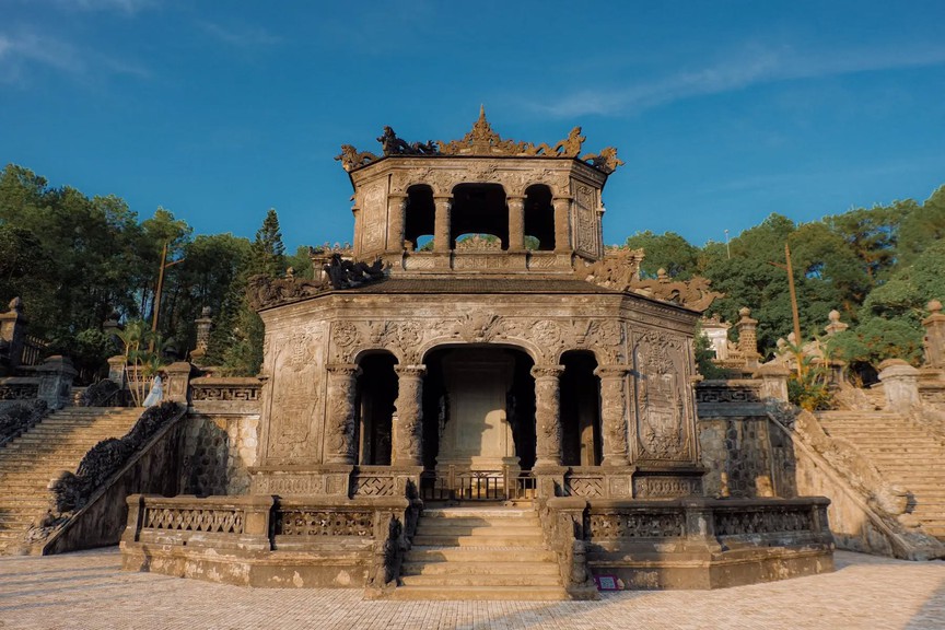 Công trình an táng của vị hoàng đế thứ 12 triều Nguyễn: Xây suốt 11 năm, kiến trúc Đông Tây độc bản giữa cố đô Huế- Ảnh 3.