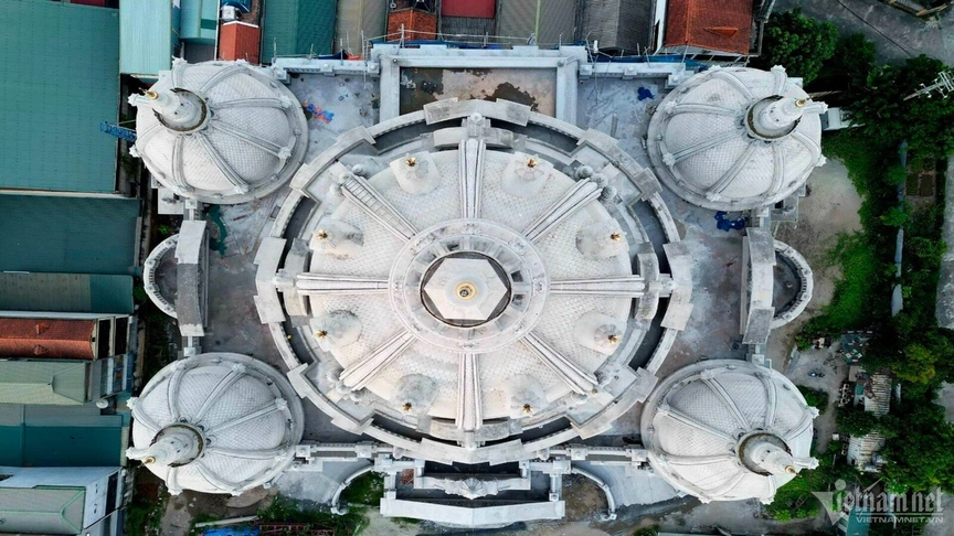 Lâu đài nghìn tỷ của đại gia xăng dầu Phú Thọ: Diện tích sàn 18.000m2, đã thành hình đồ sộ sau gần 10 năm xây dựng- Ảnh 3. Lâu đài nghìn tỷ của đại gia xăng dầu Phú Thọ: Diện tích sàn 18.000m2, đã thành hình đồ sộ sau gần 10 năm xây dựng- Ảnh 3.