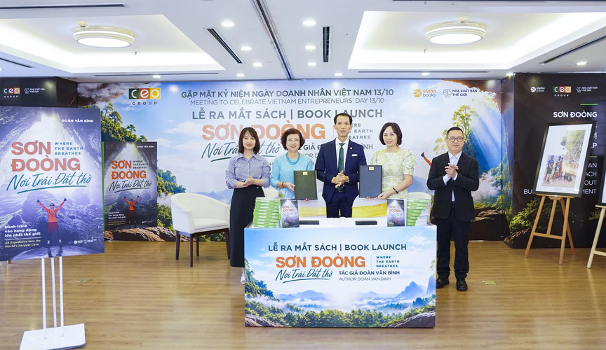 TS. LS. Đoàn Văn Bình ra mắt sách "Sơn Đoòng - Nơi Trái Đất thở" nhân Ngày Doanh nhân Việt Nam 13/10 - Ảnh 3.