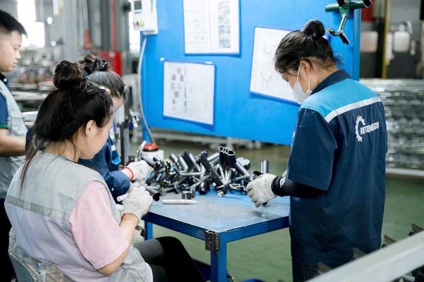 Doanh nghiệp Việt trong chuỗi cung ứng của VinFast: Doanh thu tăng gần 3 lần, mục tiêu thập kỷ được rút ngắn còn... 3 năm - Ảnh 1.