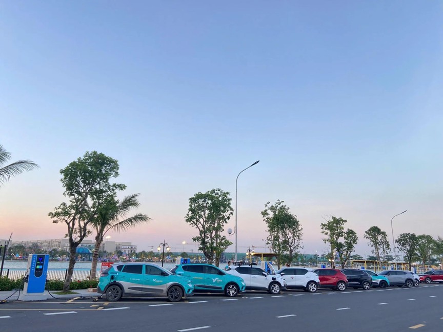 Tài xế xe dịch vụ “bỏ túi” thêm gần 100 triệu đồng mỗi năm nhờ chạy xe điện VinFast - Ảnh 2.
