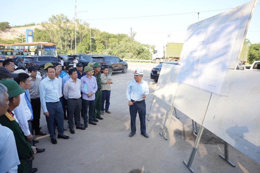 TP. Huế: Thứ trưởng Bộ Xây dựng kiểm tra tiến độ mở rộng cao tốc Cam Lộ - La Sơn - Ảnh 2.