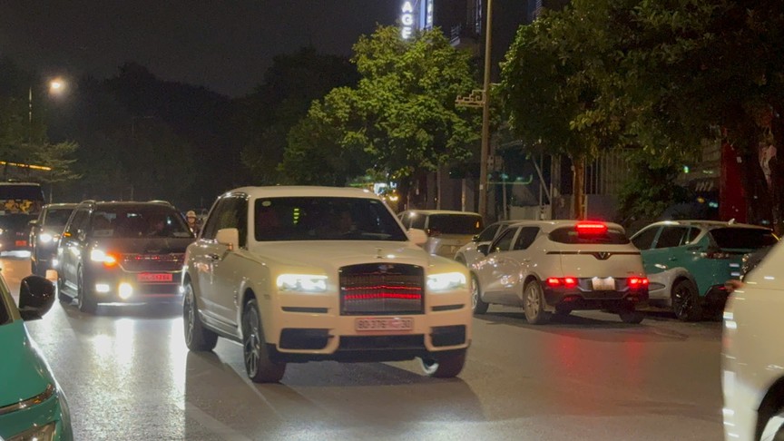 BIGBANG hạ cánh xuống Nội Bài, di chuyển bằng Rolls Royce về khách sạn - Ảnh 1.