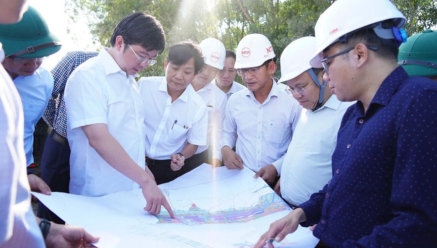 Quảng Trị: Tháo gỡ "điểm nghẽn" để đẩy nhanh các dự án trọng điểm - Ảnh 1.