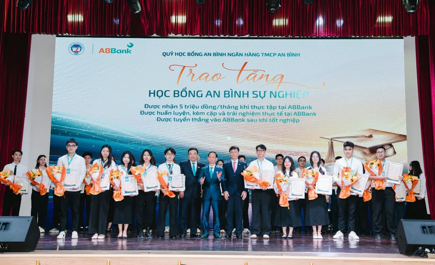 ABBank và Đại học Kinh tế Quốc dân ký thỏa thuận hợp tác, trao Quỹ học bổng Tài năng 10 tỷ đồng - Ảnh 2.