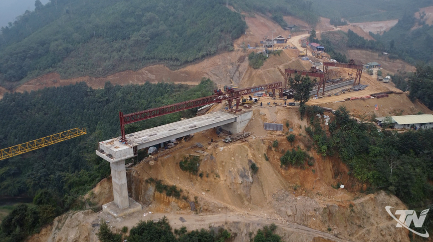 Cung đường 40km mở lối đến hồ nước ngọt tự nhiên lớn nhất cả nước và lọt top thế giới: Tăng tốc thi công dịp Tết Nguyên đán, đảm bảo tiến độ kế hoạch- Ảnh 1.