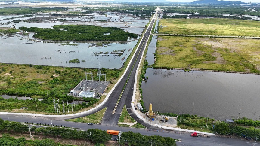 Sắp hoàn thành 2 trục chiến lược hơn 5.000 tỷ kết nối đến cảng nước sâu lớn nhất Việt Nam- Ảnh 1.